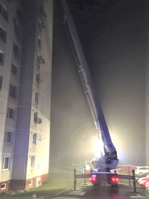 Spolu 108 obyvateľov 11-poschodového bytového domu na ulici Pod papierňou 56 v Bardejove museli krátko po druhej hodine v noci z piatka na sobotu evakuovať po ohlásenom úniku vody s následným požiarom elektrických rozvodov.