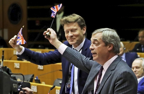 Nigel Farage a jeho kolegovia pri odchode z Európskeho parlamentu mávali britskými vlajkami.