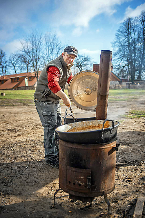 Pavol Kováč varil pre návštevníkov chutný guláš.  