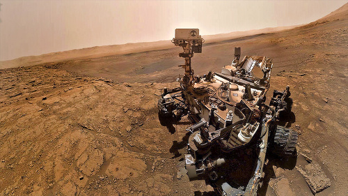 2020: Vozidlo Curiosity je teraz celé špinavé.