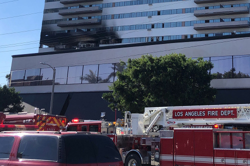 V Los Angeles horí luxusná budova.