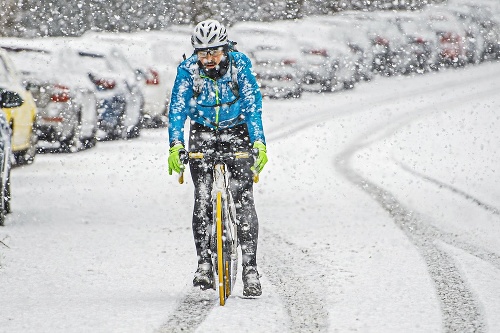 V hlavnom meste sneženie prekvapilo  nielen vodičov, ale aj cyklistov. 