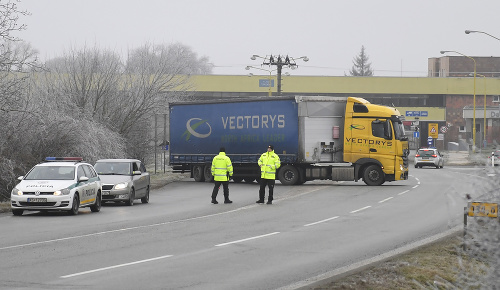 Blokáda sa dotkla aj slovensko-maďarského hraničného priechodu Milhosť - Tornyosnémeti.