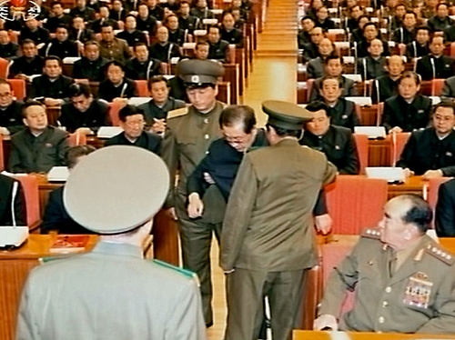 Kimovho strýka v roku 2013 takto  zatkli na zasadnutí.