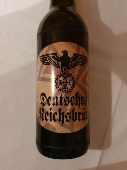Pivo výzorom aj textom silno pripomína symboliku nacistického Nemecka.