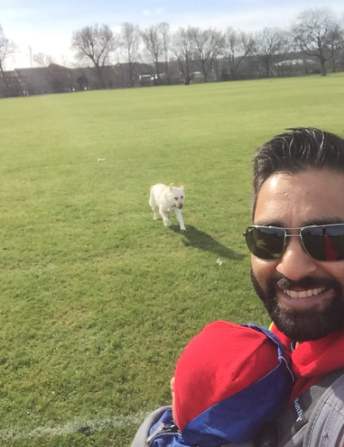Amit Patel s vodiacim psom Kikou