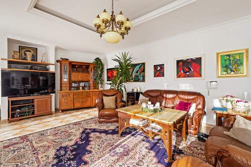 Obývačka je zariadená v štýle biedermeier a nechýba v nej množstvo obrazov.