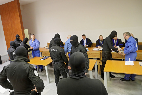 Na súde sa Rusko stretol aj so svojimi spoluobžalovanými na čele s Černákom (vľavo).