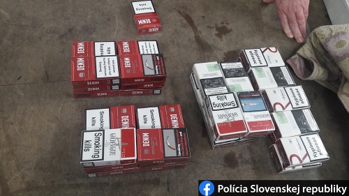 Slovenskí policajti zaistili 41 krabičiek cigariet rôznych značiek bez kontrolných známok.