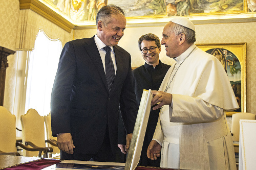 S PÁPEŽOM: Vo funkcii prezidenta SR sa stretol aj s hlavou katolíckej cirkvi vo Vatikáne. 