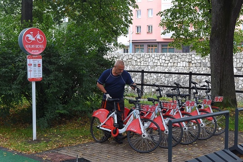 Zdieľané bicykle už stoja na stanovišti bicyklov pri Mestskom úrade v Poprade.