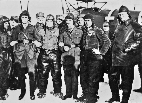 Kiss so spolubojovníkmi a zajatými britskými letcami.