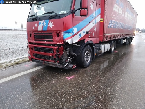 Dopravní policajti z Nového Mesta nad Váhom vyšetrujú dopravnú nehodu, pri ktorej zbytočne vyhasol život mladého muža.