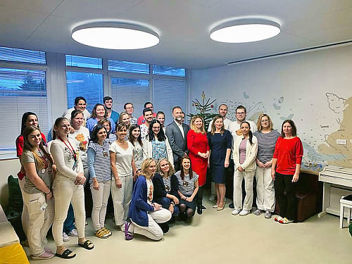 Prezidentka Čaputová navštívila detskú onkológiu NÚDCH 23. 12. 2019 a pri tej príležitosti hovorila aj so Saškou a jej mamou.