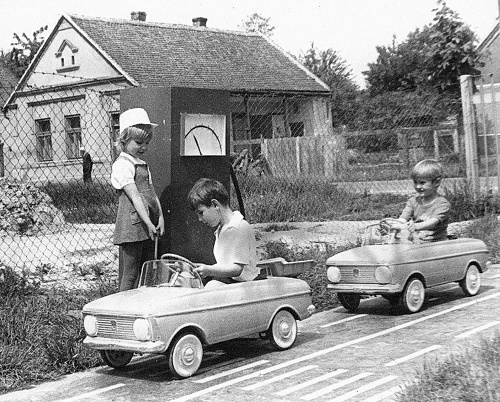 Pôvodné detské šliapacie autíčka boli veľmi obľúbené.