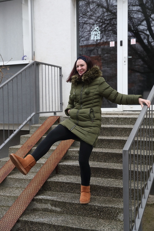 Alexandra (29) sa pošmykla na zľadovatených schodoch.