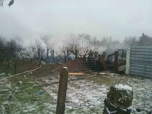 Požiar jednoduchej stavby v Košiciach si vyžiadal tri životy.