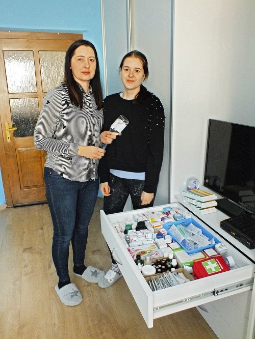 Nikola (vpravo,18) s maminou Ľubicou (41) pri zásuvke plnej liekov, bez ktorých nemôže vôbec fungovať.