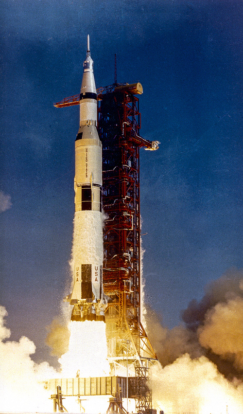 ŠTART: Raketa Saturn V štartuje s misiou Apollo 11 z Kennedyho vesmírneho centra na Floride. 