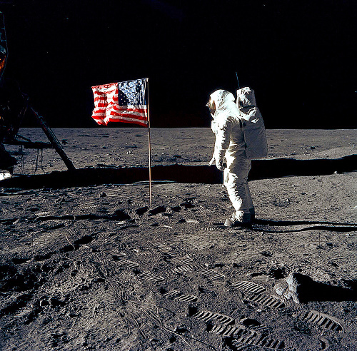 VLAJKA: Astronauti vztýčili na Mesiaci vlajku Astronauti vztýčili na Mesiaci vlajku Spojených štátov. Bola zdrojom nekonečných konšpirácií. pojených štátov. Bola zdrojom nekonečných konšpirácií. 