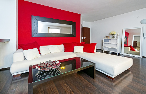 V obývačke dominuje červená stena, ktorú plánuje v dohľadnom čase zmeniť na hnedú.