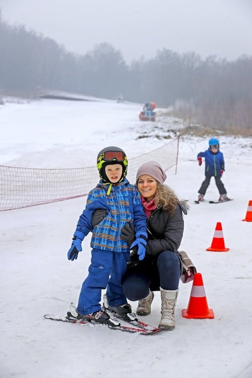 Jana so synom Stankom (5), ktorý stál na lyžiach iba druhýkrát.