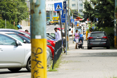 Herec si pri odchode z nemocnice pomáhal barlami.