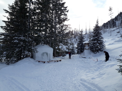 Betlehem zo snehu pri Rainerovej chate vo Vysokých Tatrách je tento rok o čosi menší.