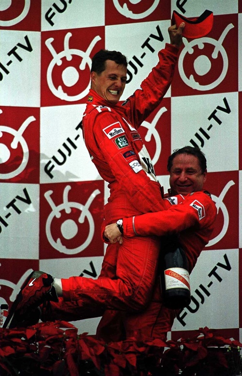 2000: Jean Todt a Michael Schumacher oslavujú na okruhu Suzuka po VC Japonska.