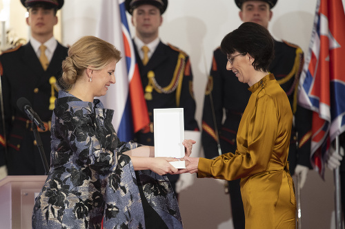 Na snímke vľavo prezidentka SR Zuzana Čaputová, vpravo Zuzana Mistríková si preberá vyznamenanie Rad Ľudovíta Štúra II. triedy 