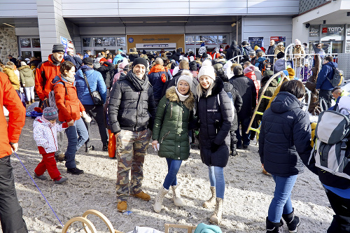 Lanovka na Hrebienok (45 minút): Partia z Maďarska najskôr čakala na lístky, následne aj na presun.