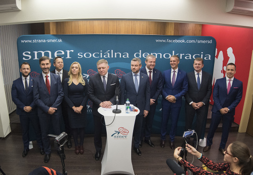 Predseda vládnej strany SMER-SD Robert Fico (uprostred) predstavil kandidačnú listinu strany.