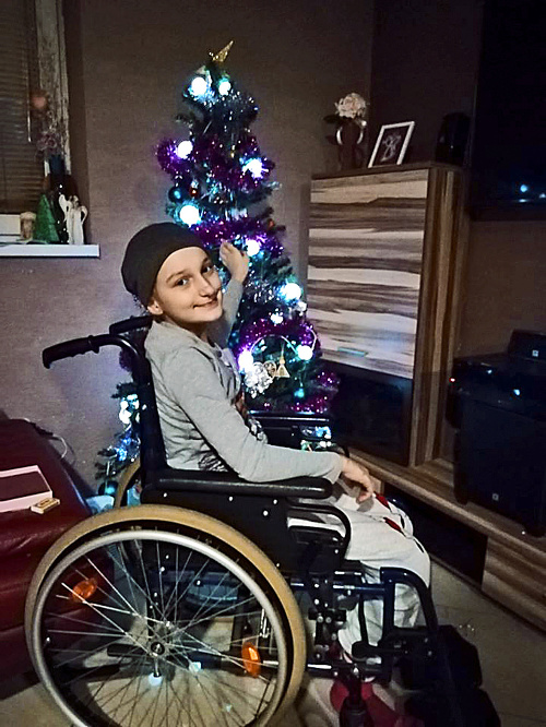 Saška (10) ešte týždeň pred Vianocami pomáhala doma so stromčekom.