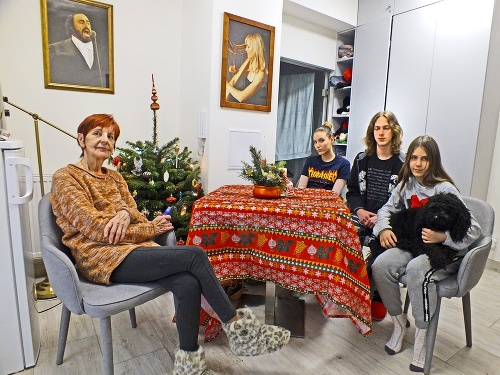 Babka Marta (75) s vnúčatami a so psíkom Blackym mali Vianoce v dočasnom domove.