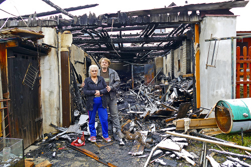 MINULÝ ROK: Manželia Kurnotovci pred vyhorenou dielňou. 