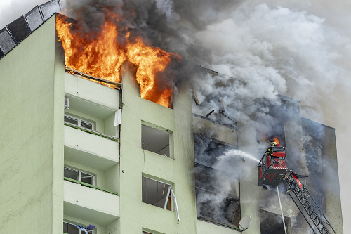 Po výbuchu v Prešove panelák zachvátil veľký požiar.