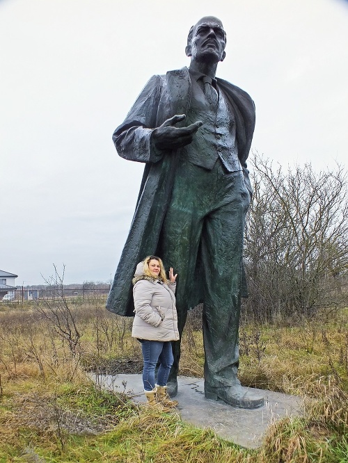 Správkyňa depozitárov Katarína Sotáková pred sochou Lenina.