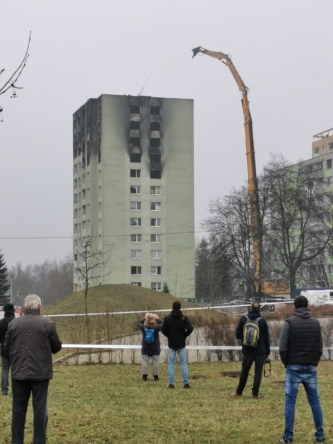 Demolačný stroj začal s búraním poškodenej bytovke na Mukačevskej ulici.