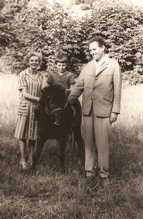 Malý Oliverko s ockom Ladislavom a babičkou Šarlotou.