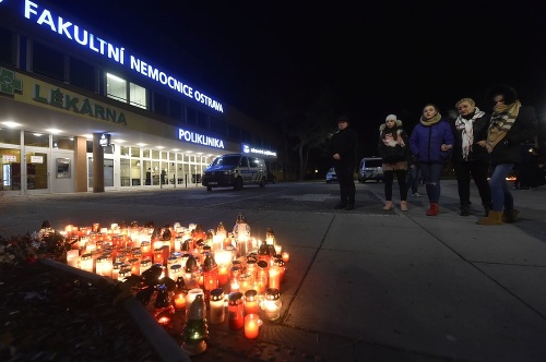 Pred nemocnicou, kde sa strieľalo, ľudia zapaľovali sviečky.