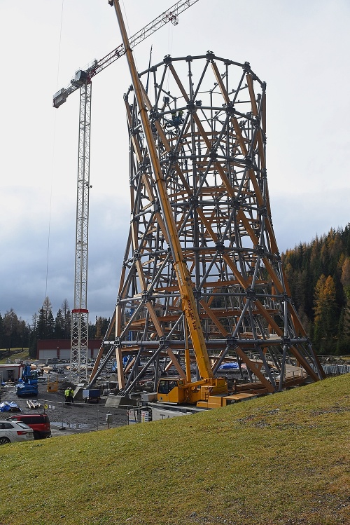Výstavba vyhliadkovej veže na Štrbskom Plese vo Vysokých Tatrách.