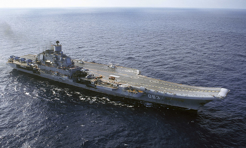 Na archívnej snímke z roku 2004 ruská lietadlová loď Admiral Kuznecov v Barentsovom mori.
