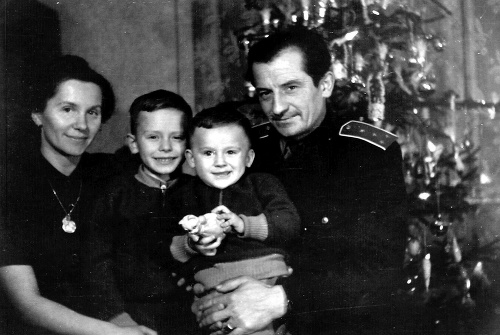 1953 Pezinok: Tibor Balco našiel vzácnu momentku, ktorá zachytáva rodinku pri stromčeku, na snímke mama Anna, otec július, malý Tibor a brat Julo.