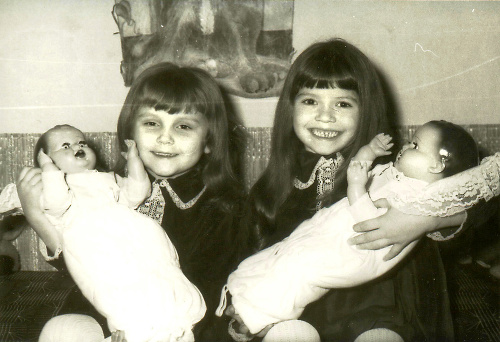 1971 KOšice: Eva Kropáčová sa vrátila späť o vyše štyri desaťročia, Na zábere je vpravo spolu s nevlastnou sestrou Ivetou (6)