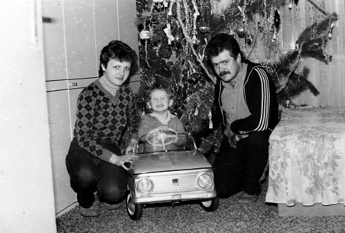 1985 Veľké Uľany (okr. Galanta): Timea Szalayová dostala pod stromček šliapací žigulák a bola najšťastnejšia na svete.