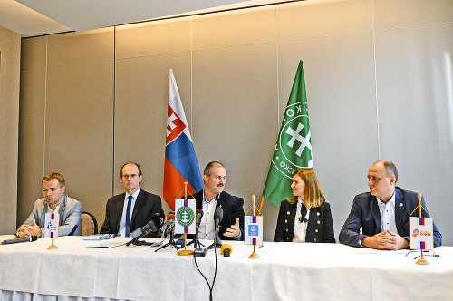 Šéf strany Doma dobre Vladimír Chovan (vpravo) sa dohodol na spolupráci s Kotlebom bez vedomia niektorých členov predsedníctva.