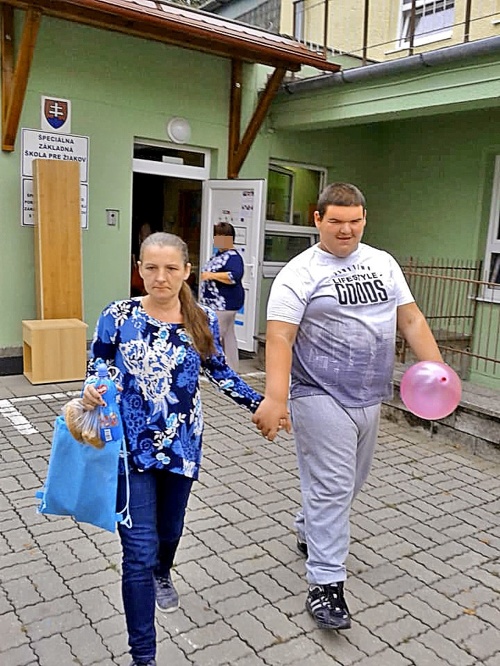 Lenka (40) musí chodiť so synčekom (14) do špeciálnej školy v Detve dvakrát týždenne.
