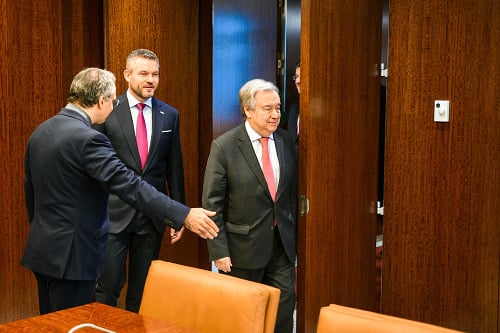 Slovenský premiér Peter Pellegrini a generálny tajomník OSN António Guterres počas stretnutia v New Yorku