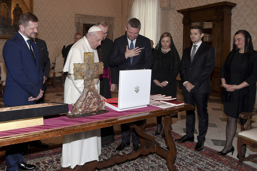 Pellegrini venoval pápežovi vyrezávaný betlehem a sklenený kríž.