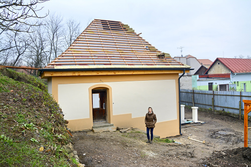 Referentka cestovného ruchu Denisa Pócsaová pri zrekonštruovanom remeselníckom domčeku.